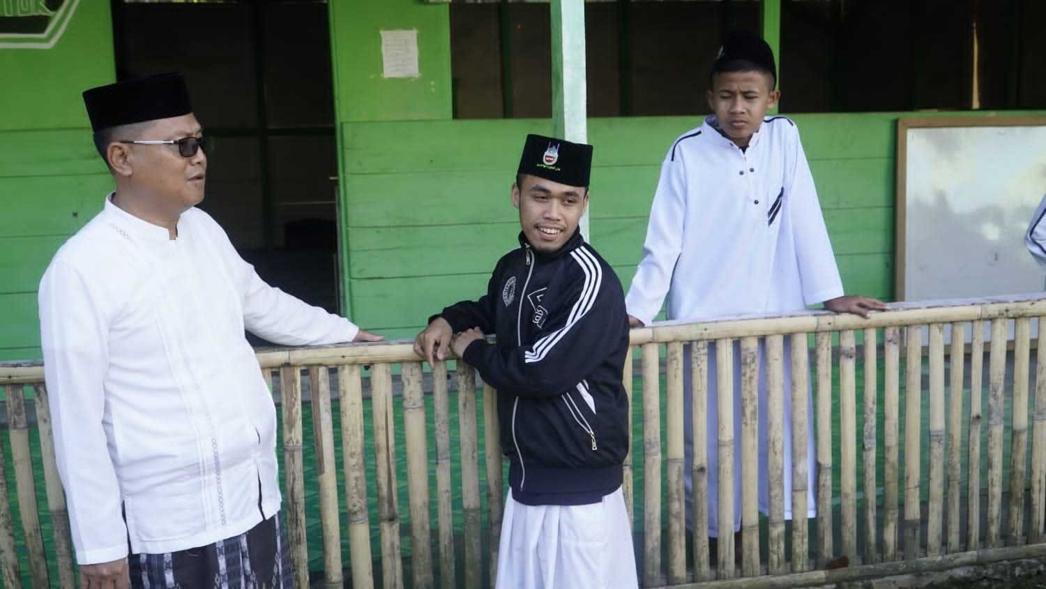 Bupati Thariq saat berdiskusi dengan pimpinan TPQ Darul Ulum Almuhajirin