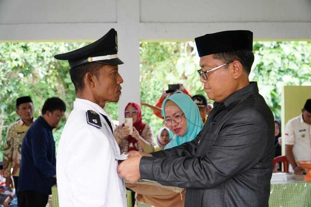 Thariq Resmi Lantik Penjabat Kepala Desa Deme I Go Pena